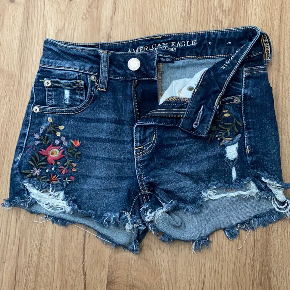 10/10 condition AE hi rise shortie , floral embroidery , size 2